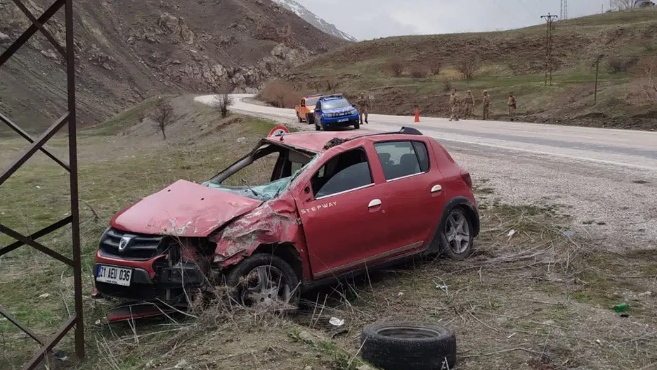 Hakkari'de otomobil elektrik direğine çarptı : 1 ölü, 1 yaralı