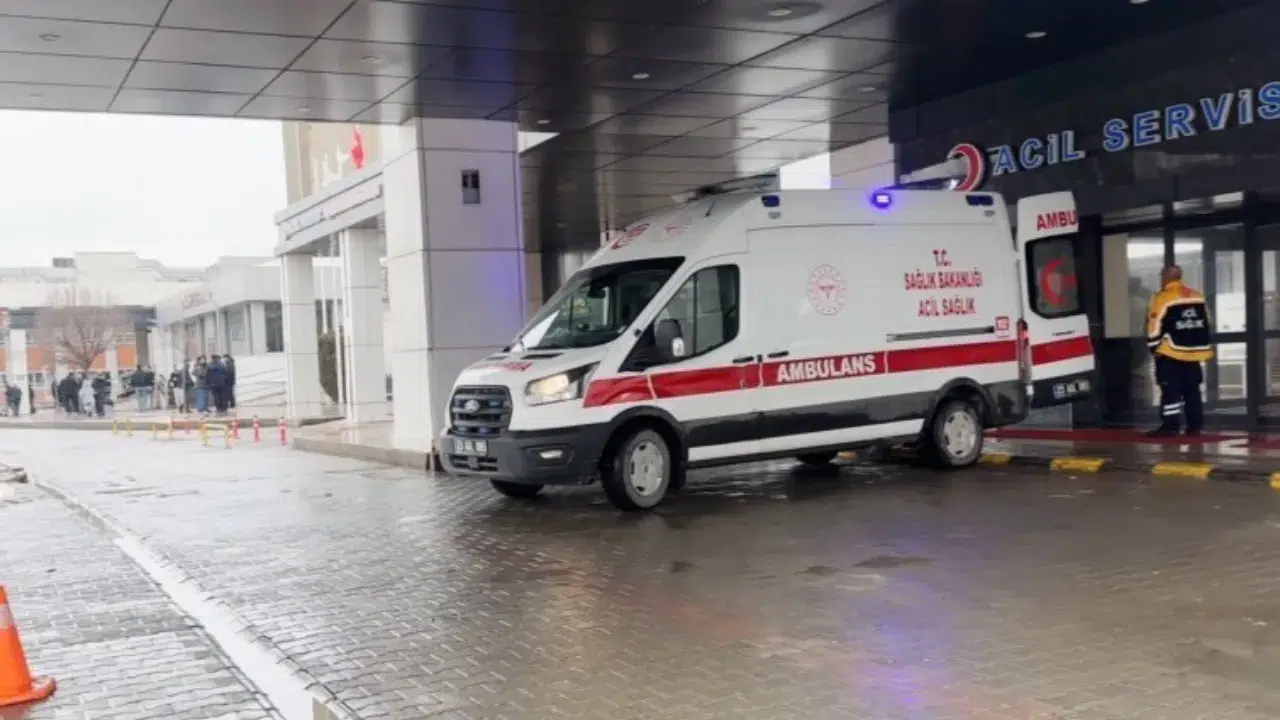 Elazığ'da iş kazası : İnşaat iskelesi çöktü, 4 işçi yaralandı