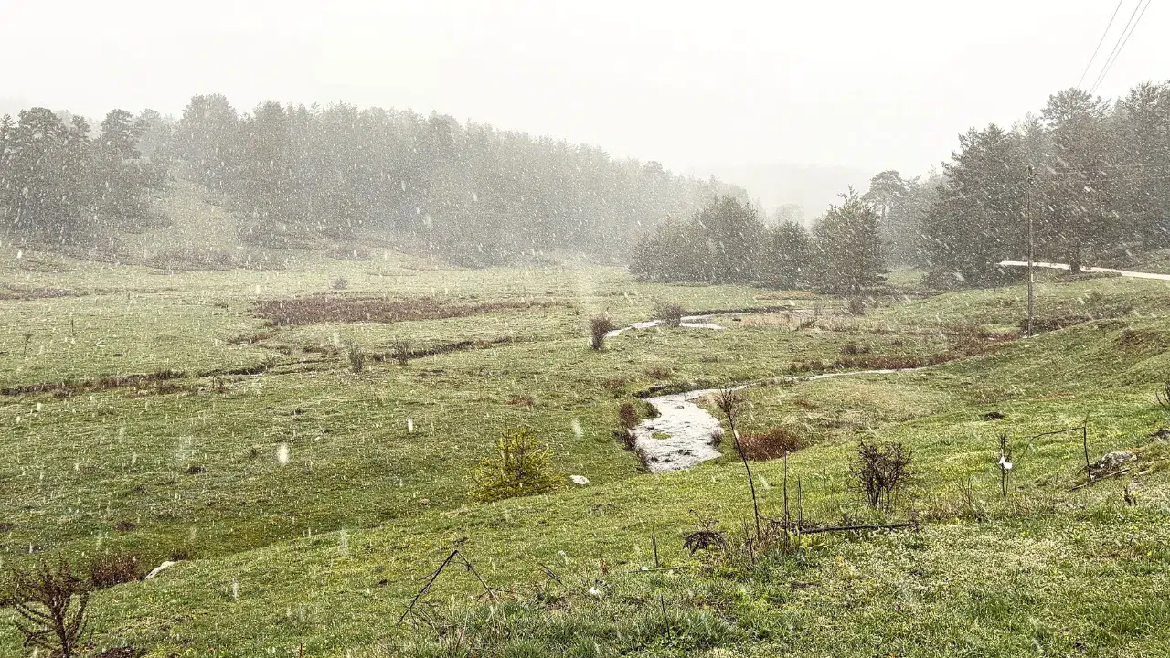 Bolu'da sıcaklıklar düştü, nisan ayında kar yağdı