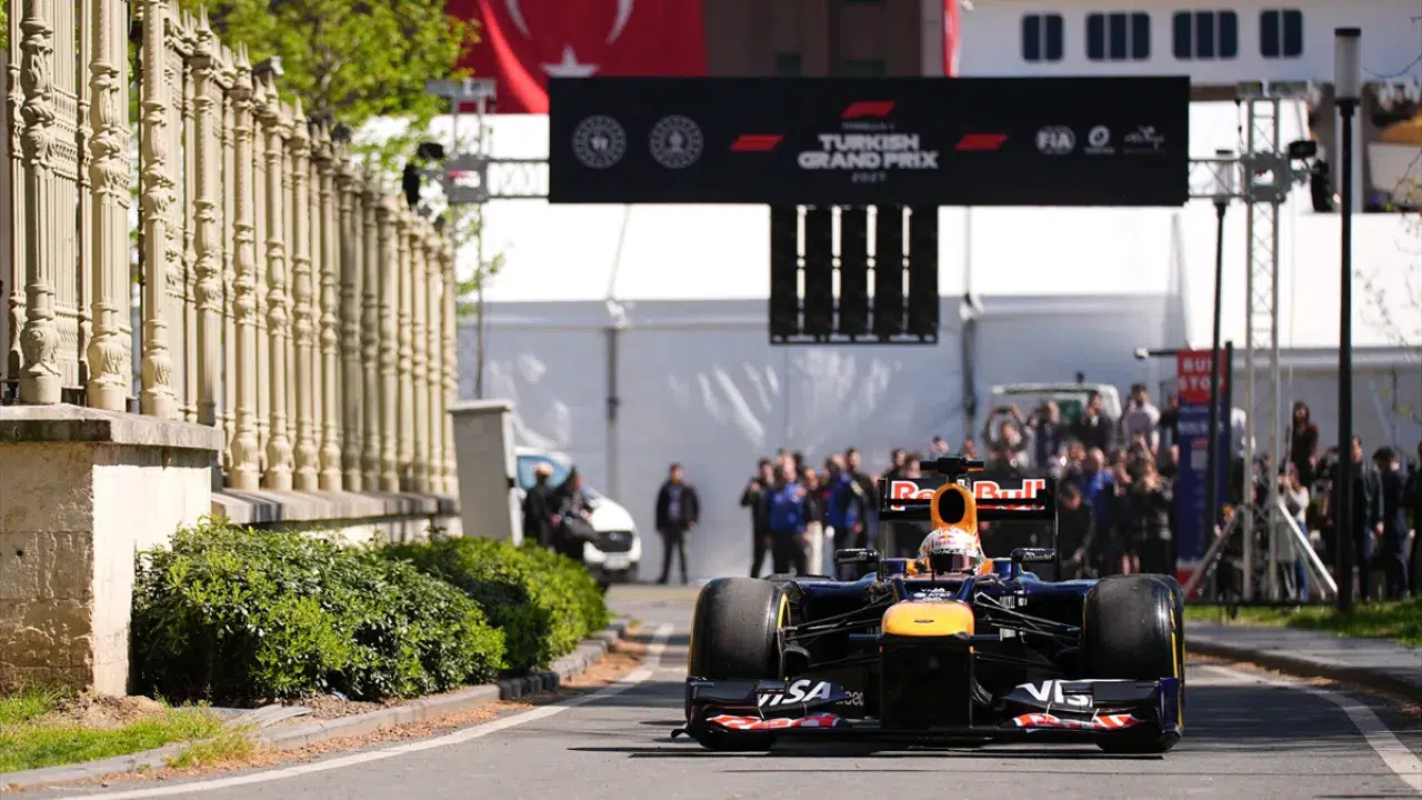 Cumhurbaşkanı Yardımcısı Yılmaz'dan Formula 1 paylaşımı : Pist hazır, İstanbul hazır, Türkiye hazır