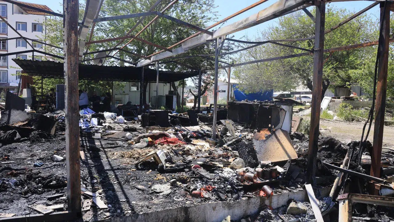 Hatay'da depremzede ailenin yaşadığı 2 konteyner alevlere teslim oldu