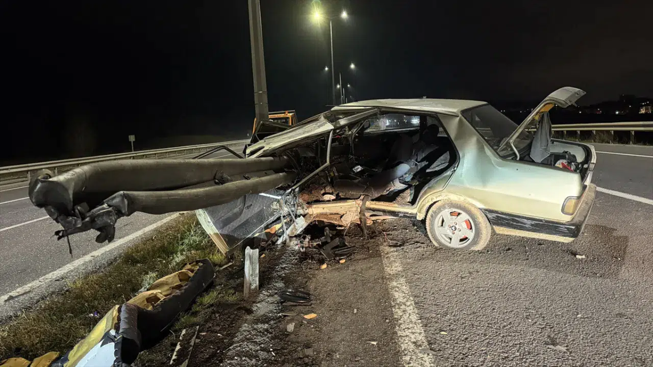 Kütahya'da otomobil bariyerlere saplandı : 22 yaşındaki sürücü öldü