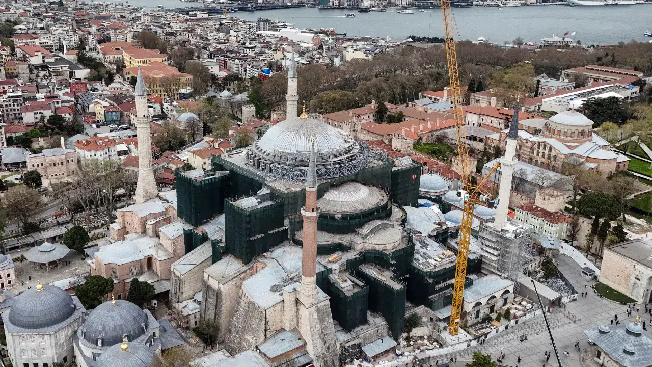 Ayasofya'da restorasyonda kritik aşama : Ana kubbe çelik konstrüksiyonla kapatılıyor