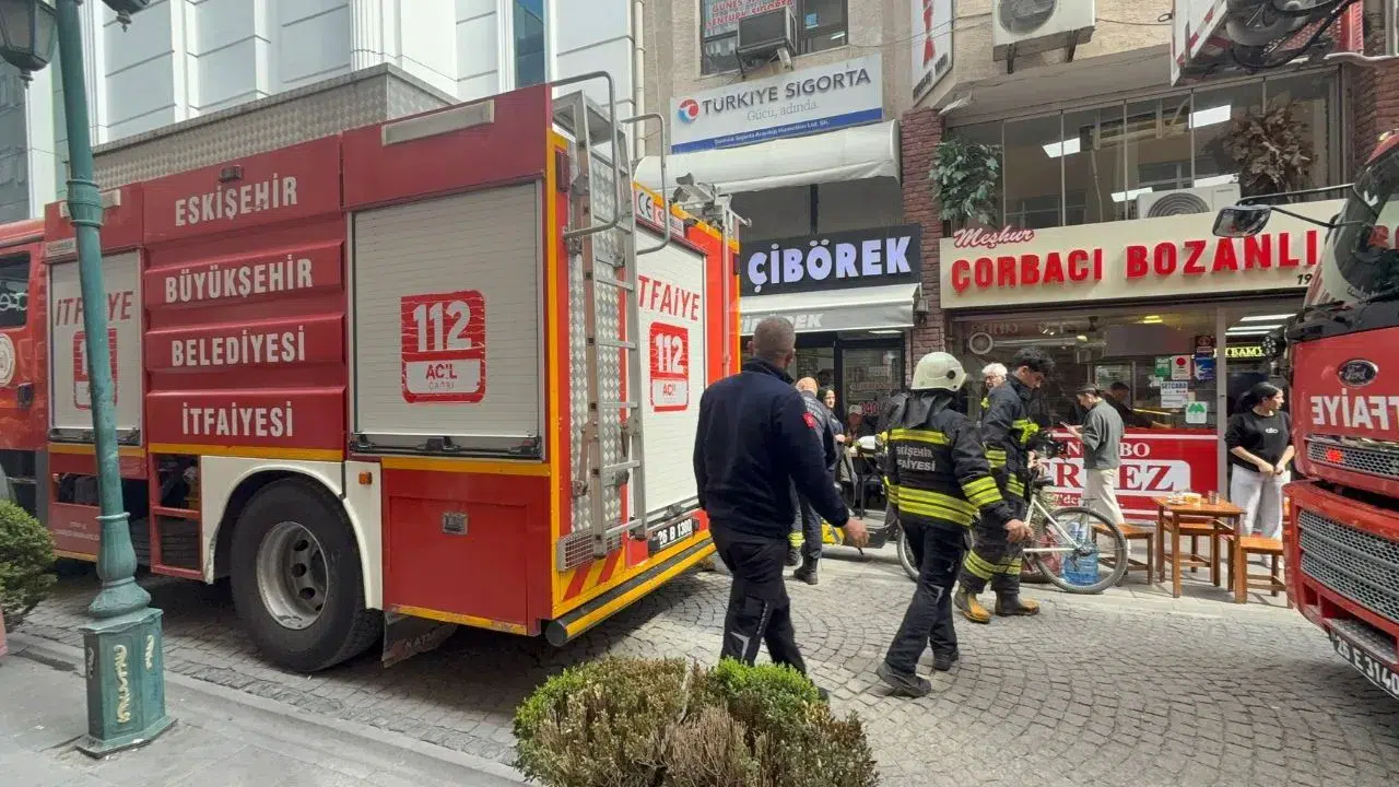 Eskişehir'de yangın paniği : Esnaf duman altında kaldı