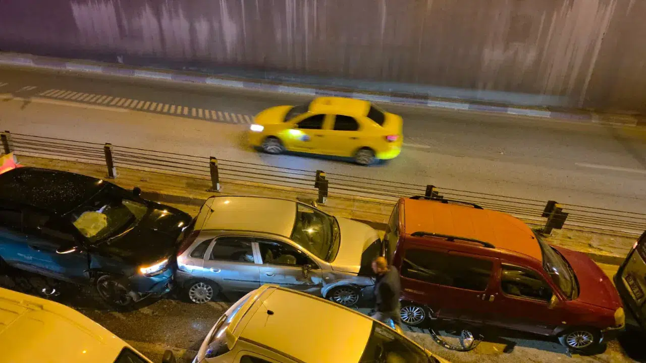 Antalya'da 11 araçlı zincirleme kazada 1 kişi yaralandı