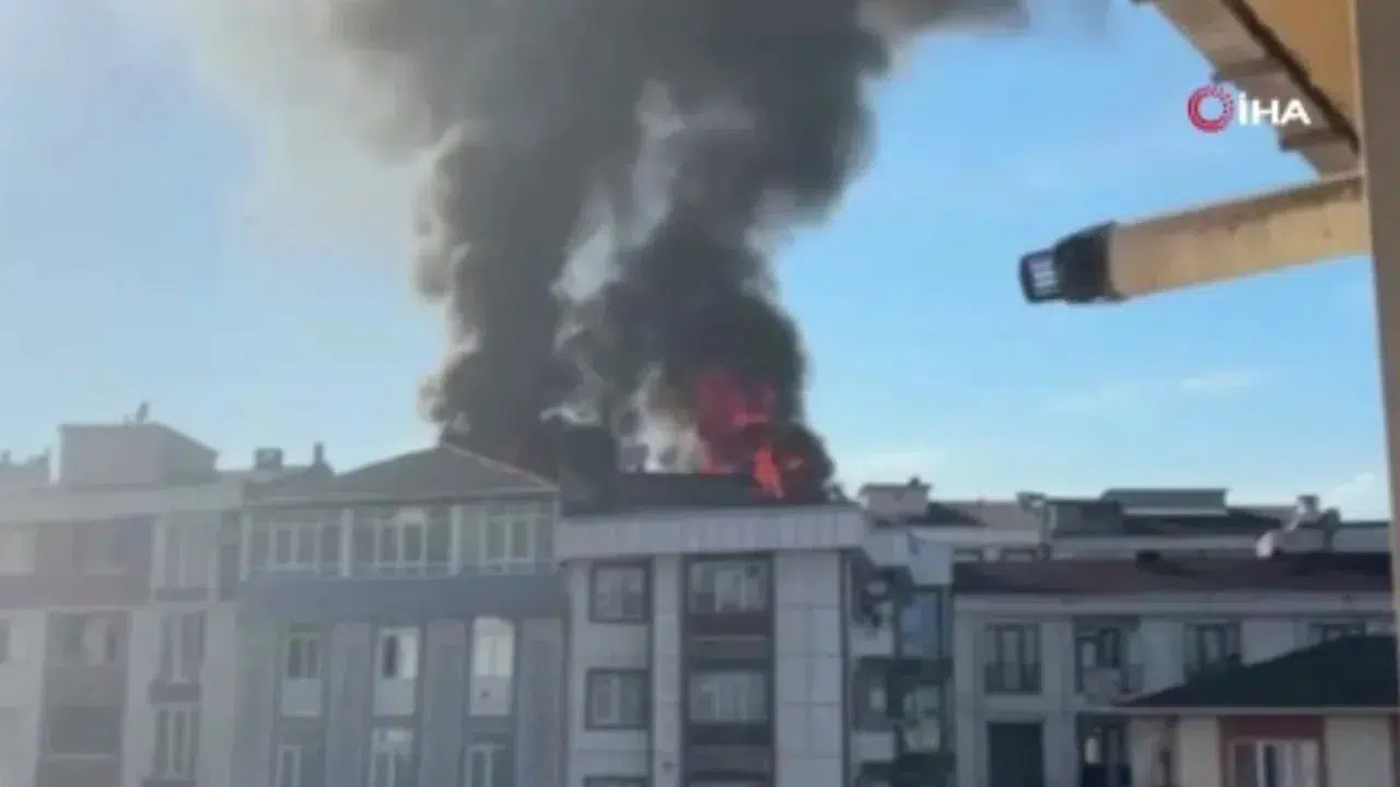 Esenyurt'ta binanın çatısında yangın çıktı : Alevler diğer binalar sıçradı !