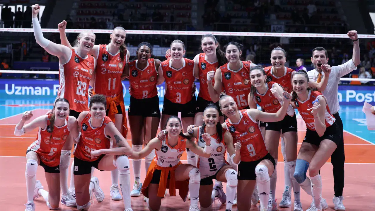 Eczacıbaşı Dynavit sezonu galibiyetle kapattı : Sultanlar Ligi üçüncüsü Eczacıbaşı!