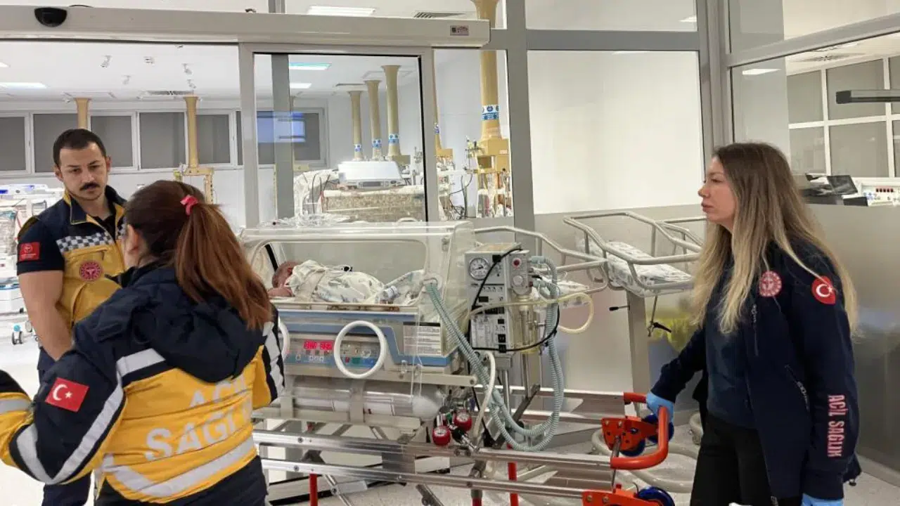 Çanakkale'de 54 günlük bebek, uçak ambulansla Ankara'ya sevk edildi
