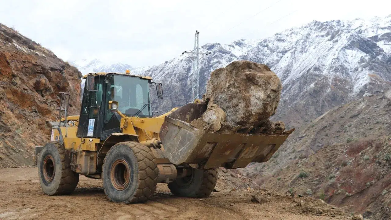 Hakkari'de heyelan faciası : Kara yolunda yarıklar oluştu