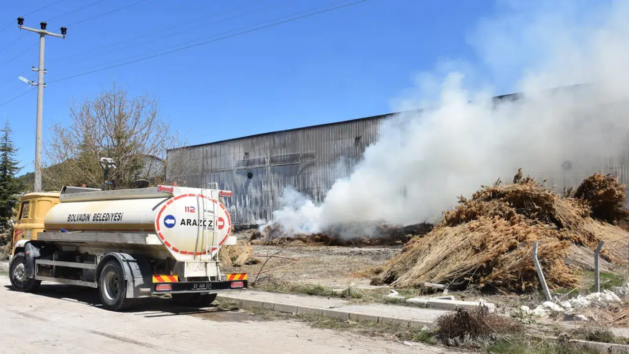 Afyonkarahisar Bolvadin’de kamış işleme fabrikasında yangın çıktı