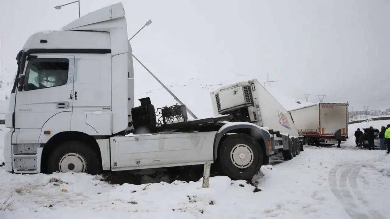 Bitlis'te zincirleme kaza : 4 tır ve 2 otomobil çarpıştı