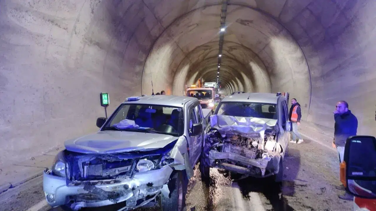 Artvin tünelde korkunç kaza : Şerit ihlali faciaya yol açtı , 7 kişi yaralandı