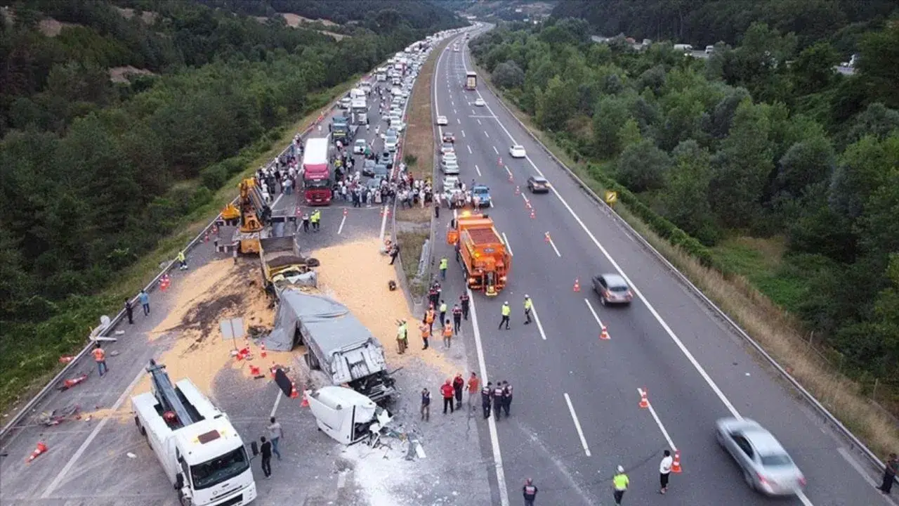 Aksaray'da devrilen tıra yardım etmek isterken zincirleme kazaya karıştı : 6 yaralı