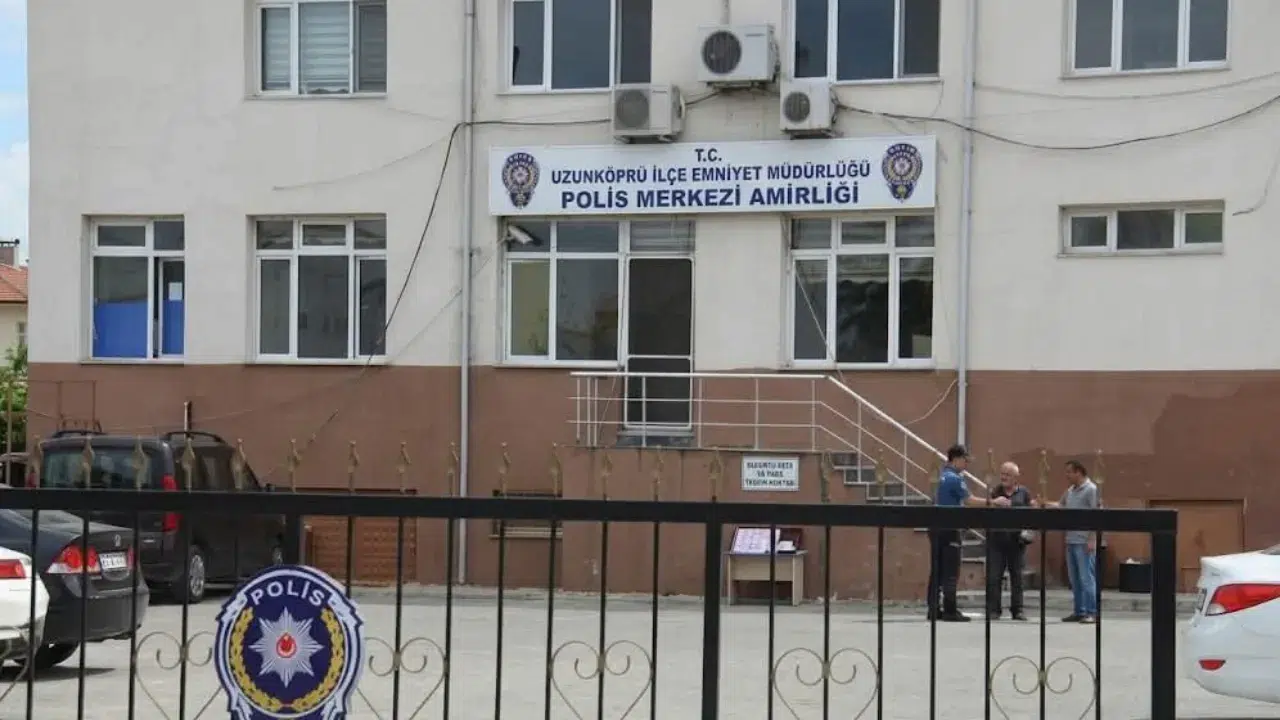 Edirne'de örnek davranış : İçi dolu cüzdanı ekiplere teslim etti