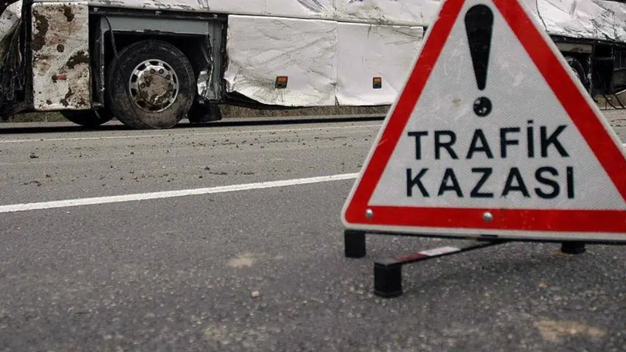 Samsun'da yağmurlu havada kontrolden çıkan tır yoldan çıktı