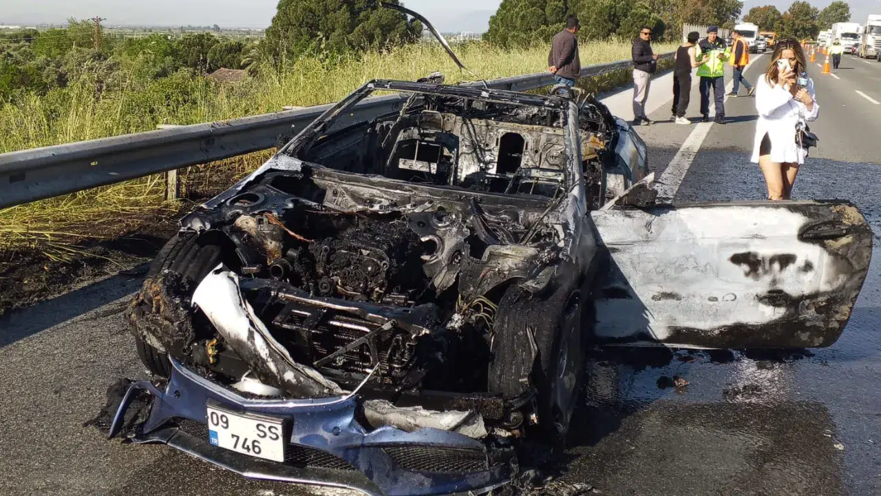 Aydın-İzmir otoyolunda yangın : Üstü açık otomobil küle döndü