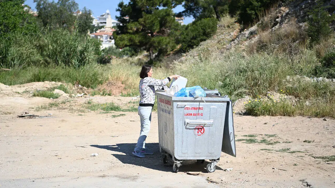 Kuşadası Belediyesi'nden çağrı : 'Çöp çıkarma' saati uygulanacak