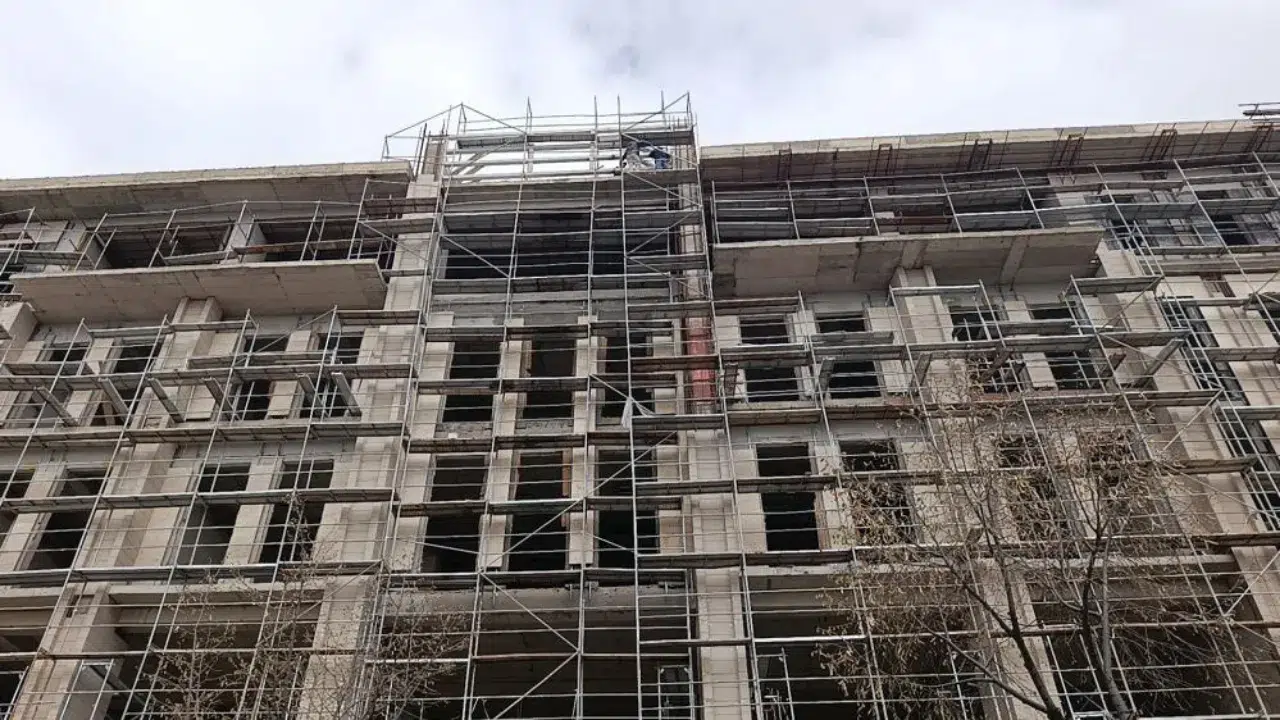 Kırşehir'de maaşlarını alamadıklarını iddia eden 3 işçi inşaata çıktı