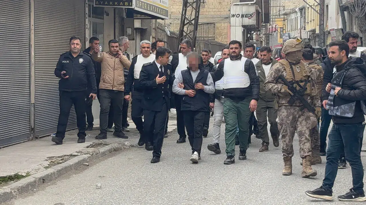 Gaziantep'te polise ateş açan şahıs 5 kişiyi rehin aldı