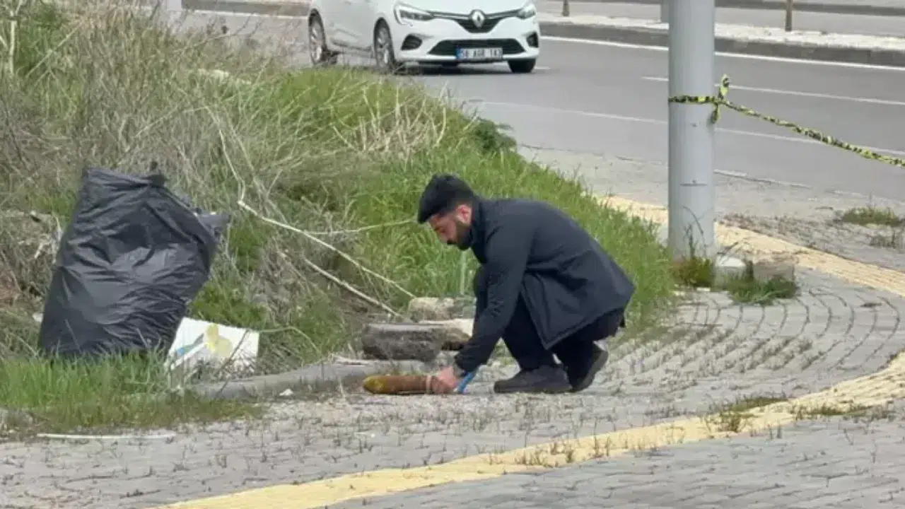 Sivas'ta yol kenarında poşet içinden havan topu mermisi çıktı