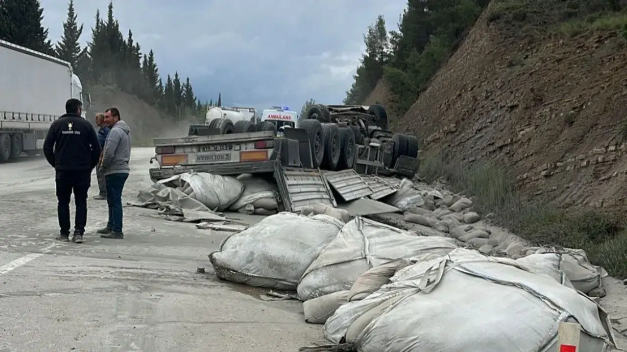 Burdur’da yoldan çıkan tır hurdaya döndü : 1 yaralı
