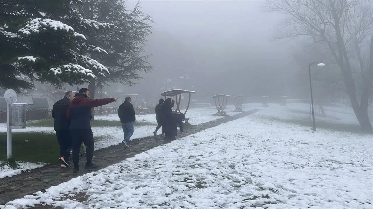 Bolu'da kar sürprizi : Lapa lapa kar yağdı , tatilciler akın etti