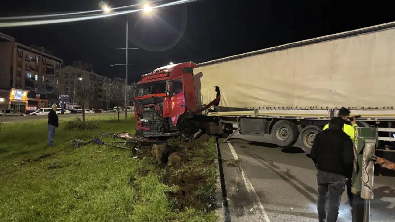 Bingöl'de otomobile çarpmamak için manevra yapan tır refüje girdi