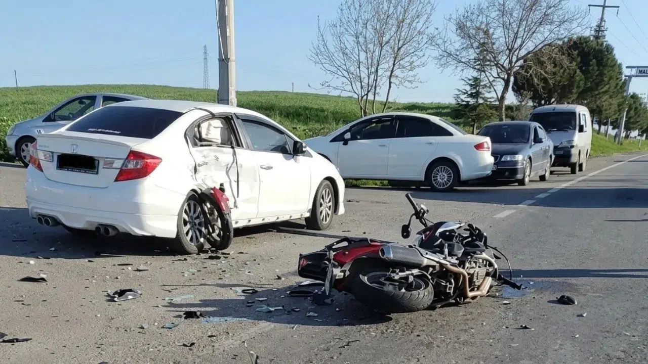 Muratlı’da motosiklet otomobile saplandı : 1 yaralı