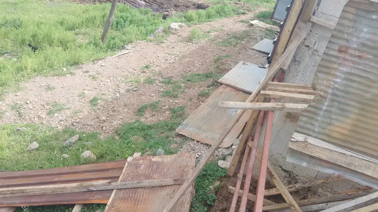 Osmaniye'de şiddetli fırtına : Ahırın çatısı uçtu