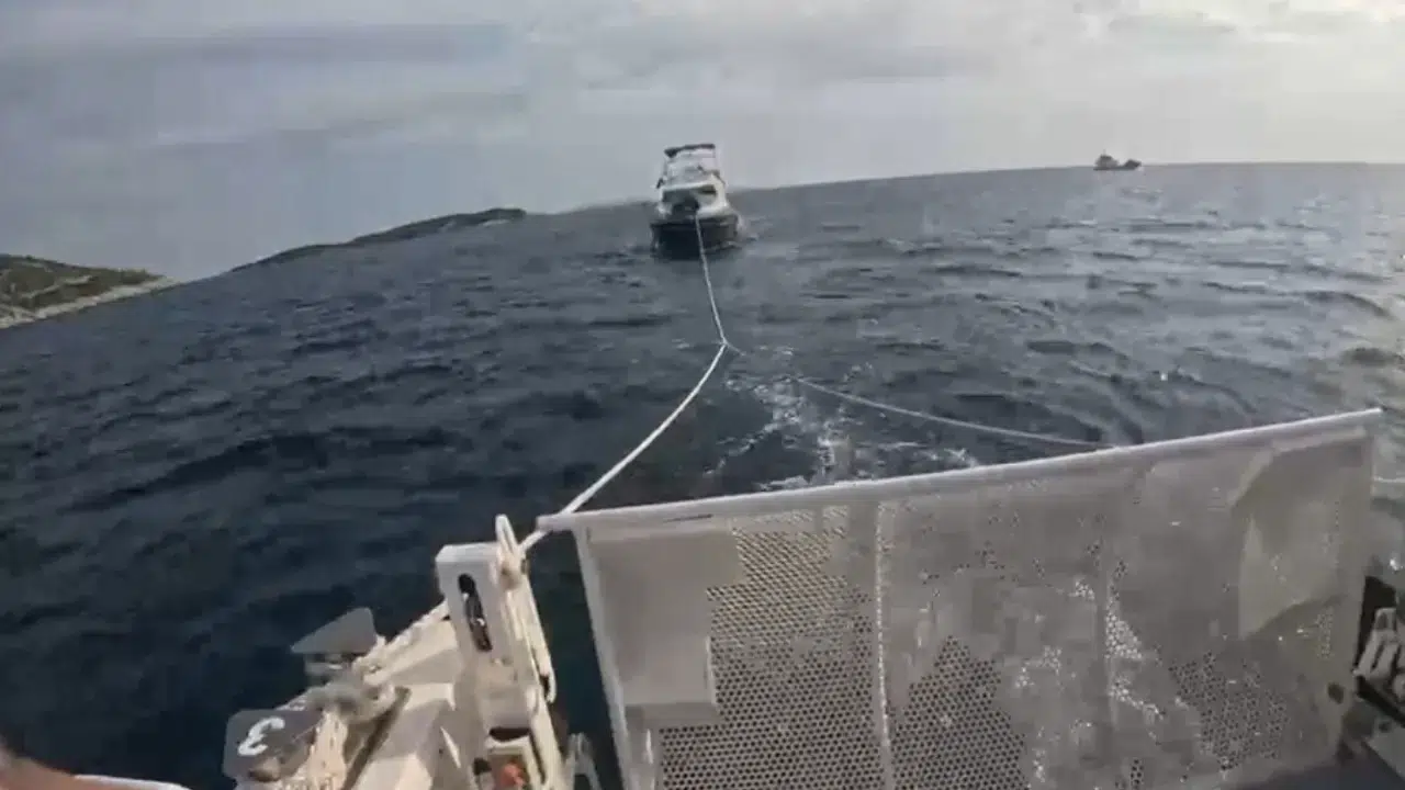 Aydın'da motor arızasıyla sürüklenen teknedeki iki kişi kurtarıldı