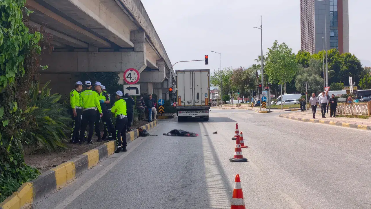 Antalya'da tırın altında kalan kadın hayatını kaybetti