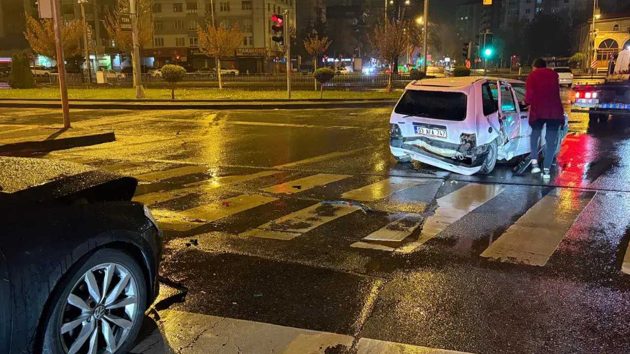 Kayseri'de kaza : Alkollü sürücü kırmızı ışıkta bekleyen sürücüye çarptı