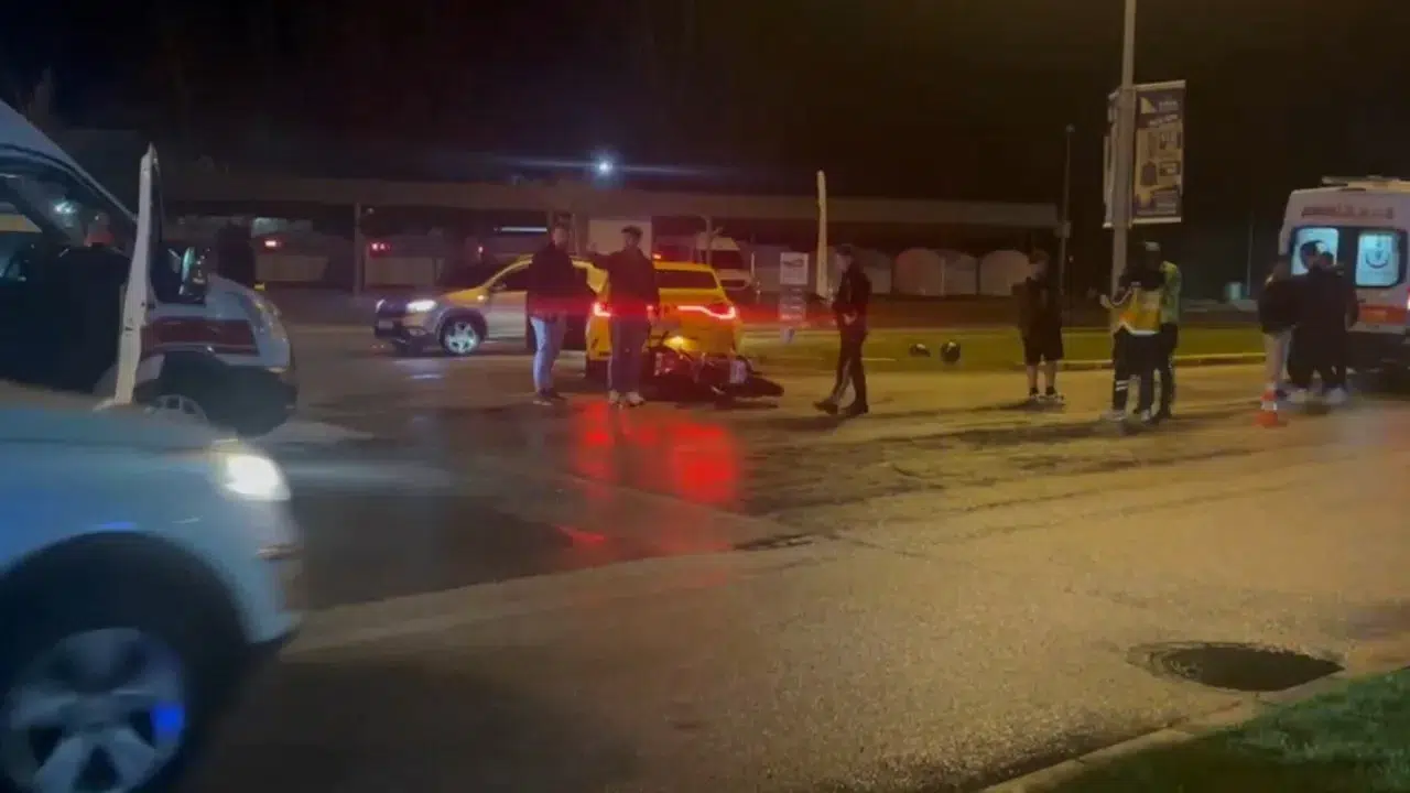 Erzincan’da motosiklet ile ticari taksi çarpıştı : 2 yaralı