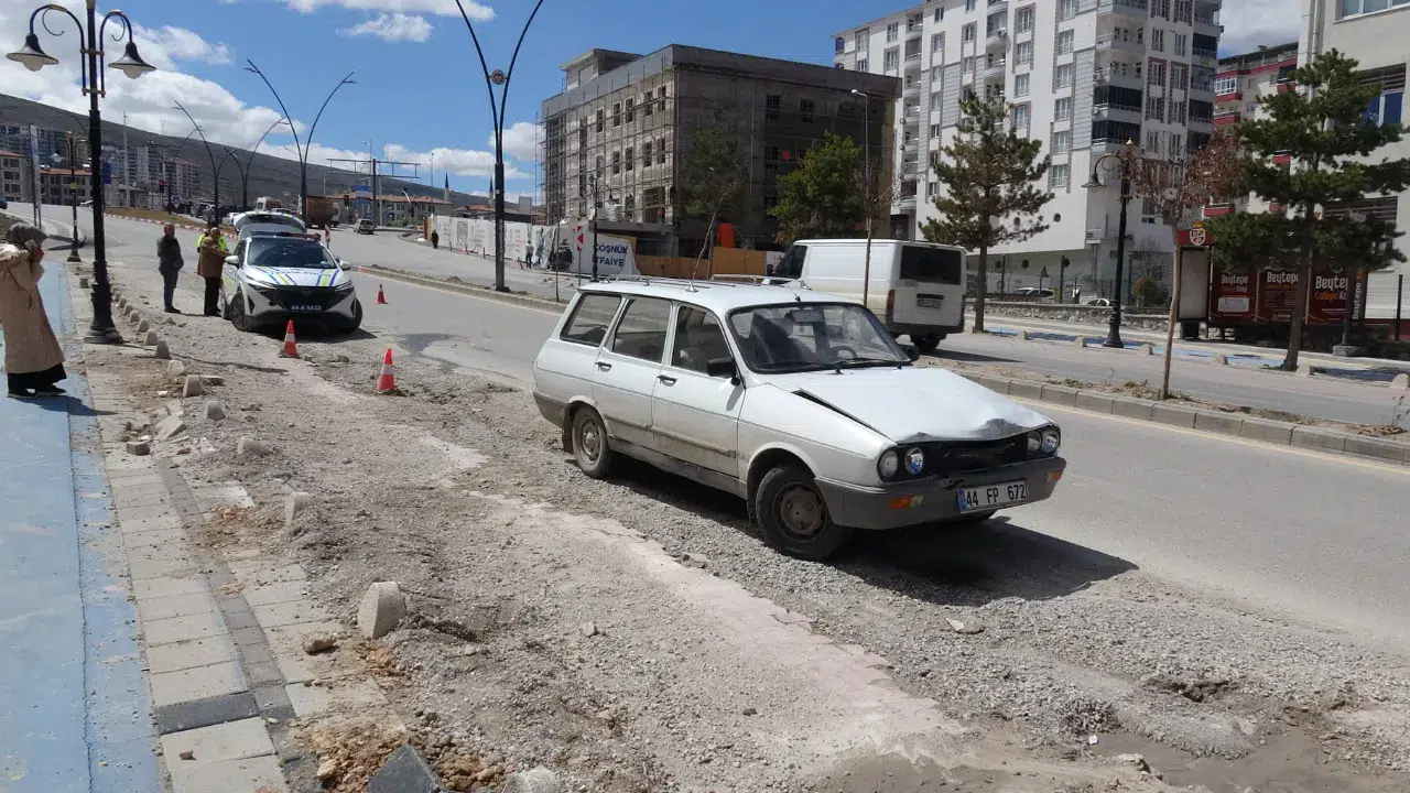 Malatya'da otomobil ile kamyonet çarpıştı : 1 yaralı