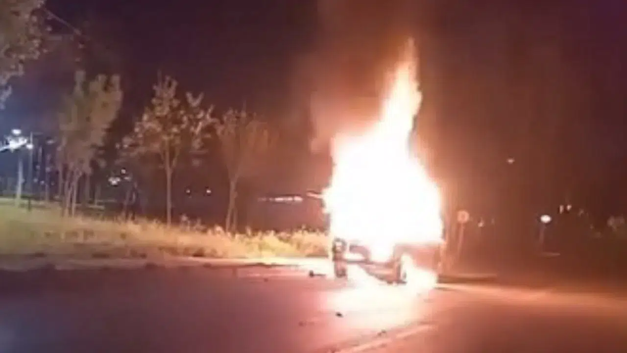 Bursa Nilüfer'de park halindeki otomobil alev alev yandı