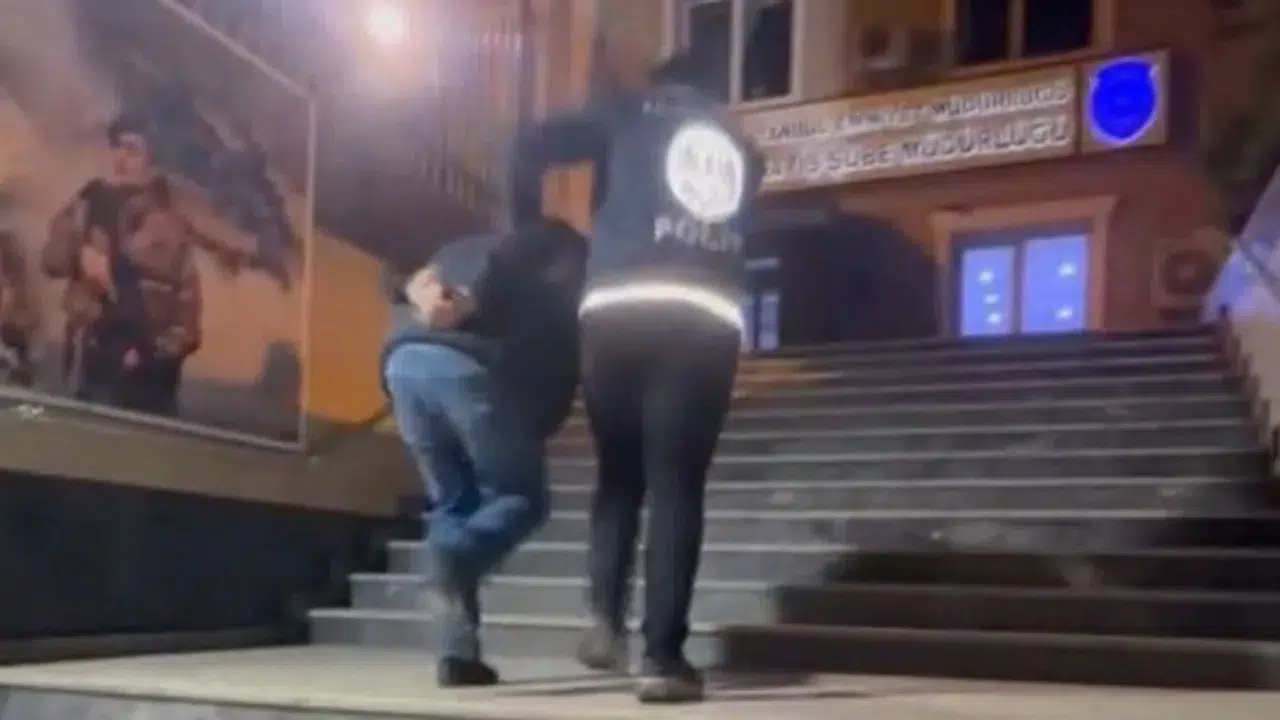 Sosyal medyada polis yeleği giyerek yayın yapan şahıs Avcılar'da yakalandı