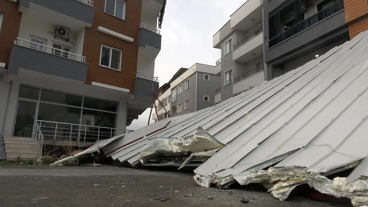 Hatay'da kuvvetli fırtına çatı uçurdu : 3 otomobil, 1 motosiklet zarar gördü