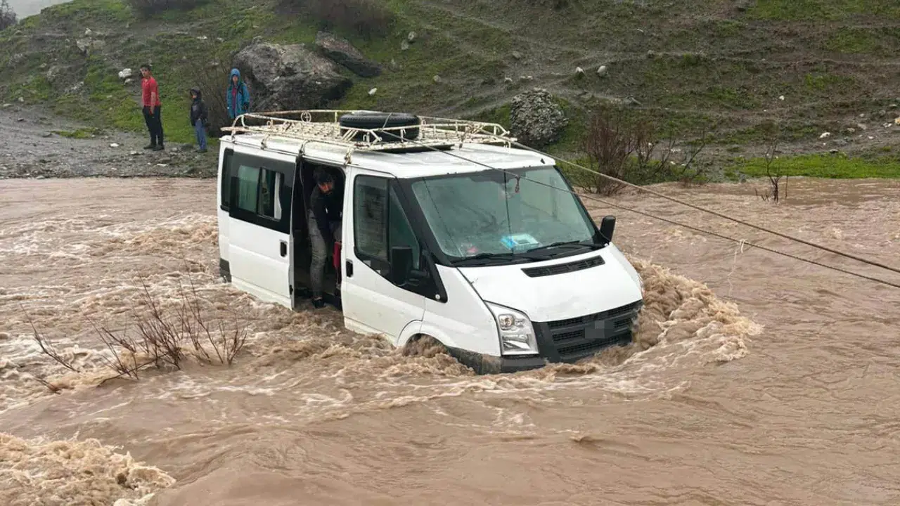 Siirt'te acı olay : Kalp krizi geçiren kadın selde mahsur kalarak hayatını kaybetti