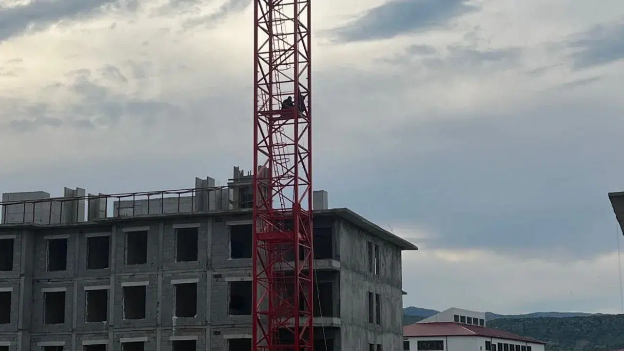 Adıyaman'da maaşlarını alamayan işçiler kule vincinde nöbet tuttu