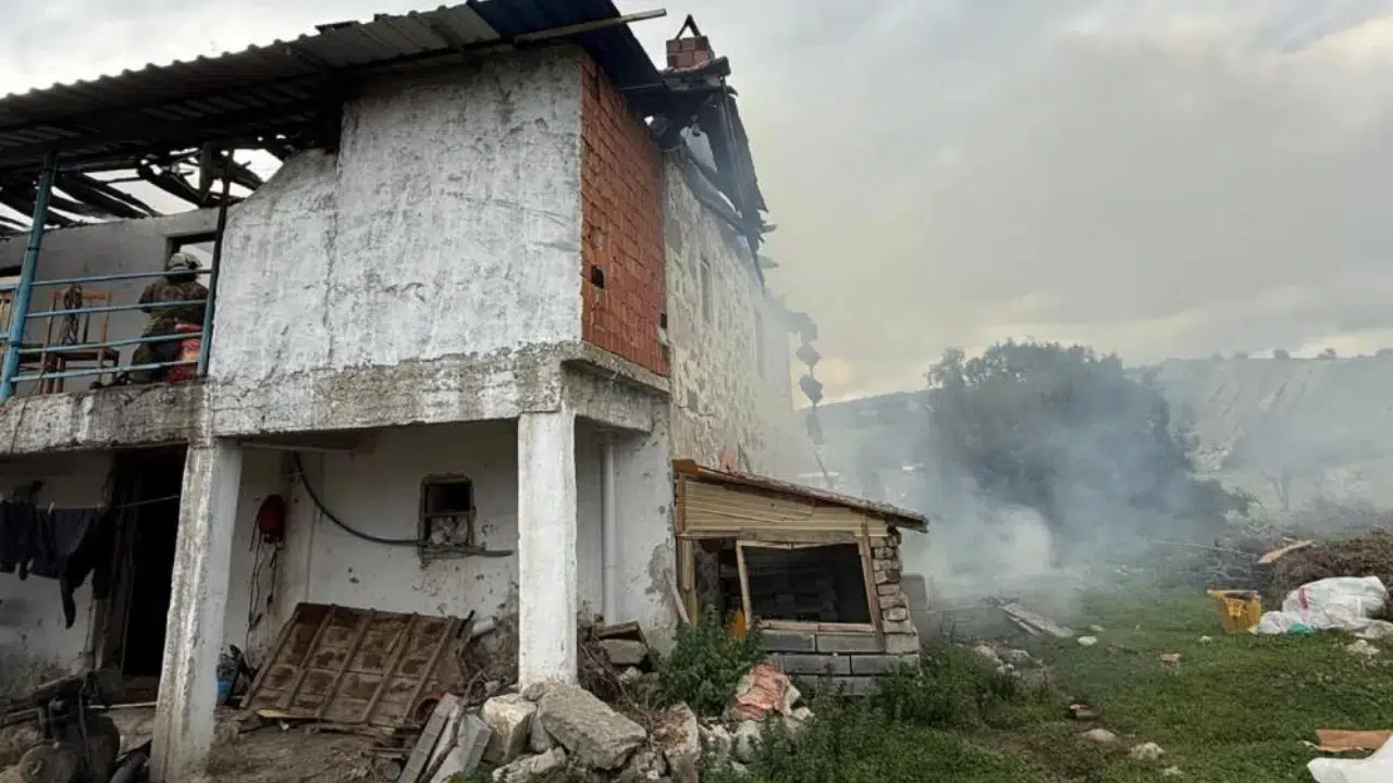Manisa Selendi'de 2 katlı ev çıkan yangında küle döndü