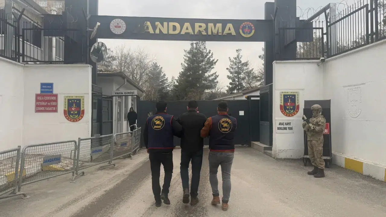 Diyarbakır'da jandarma operasyonu : Hakkında kesinleşmiş hapis cezası bulunan 109 kişi yakalandı