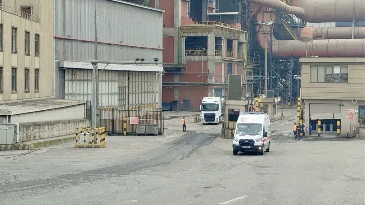 Kocaeli'de fabrikada iş kazası : Yüksekten düşen 4 işçi yaralandı