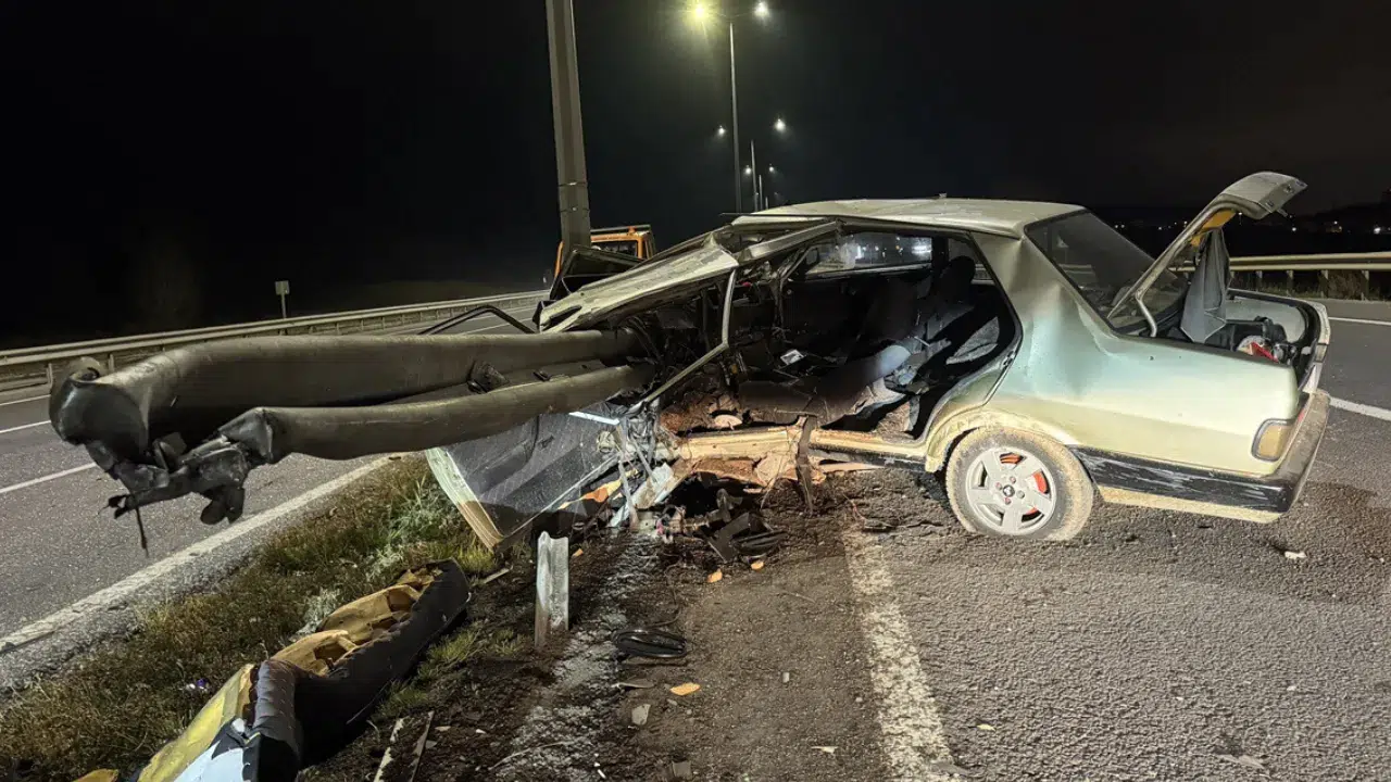 Kütahya'da kaza : Otomobil bariyerlere çarptı