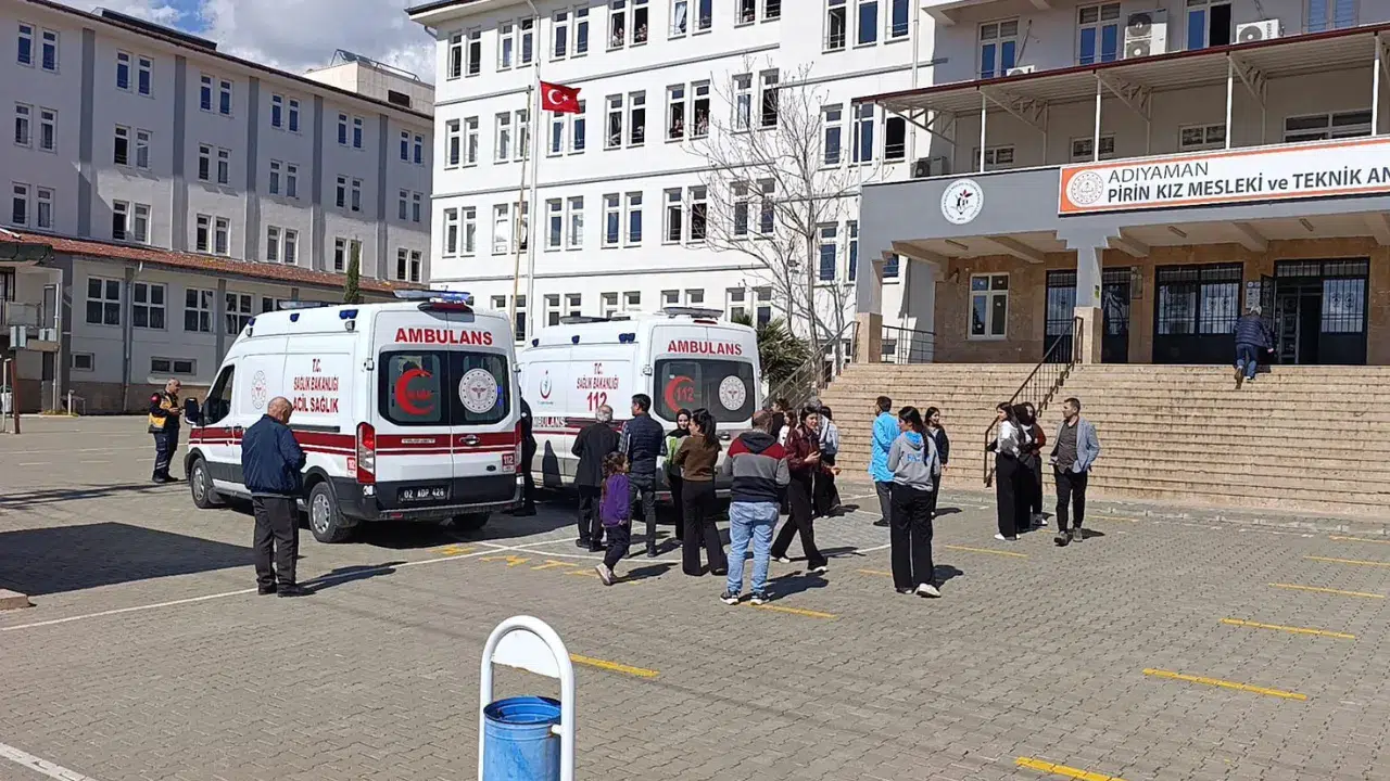 Adıyaman’da 3 öğrenci gıda zehirlenmesi şüphesiyle hastaneye kaldırıldı