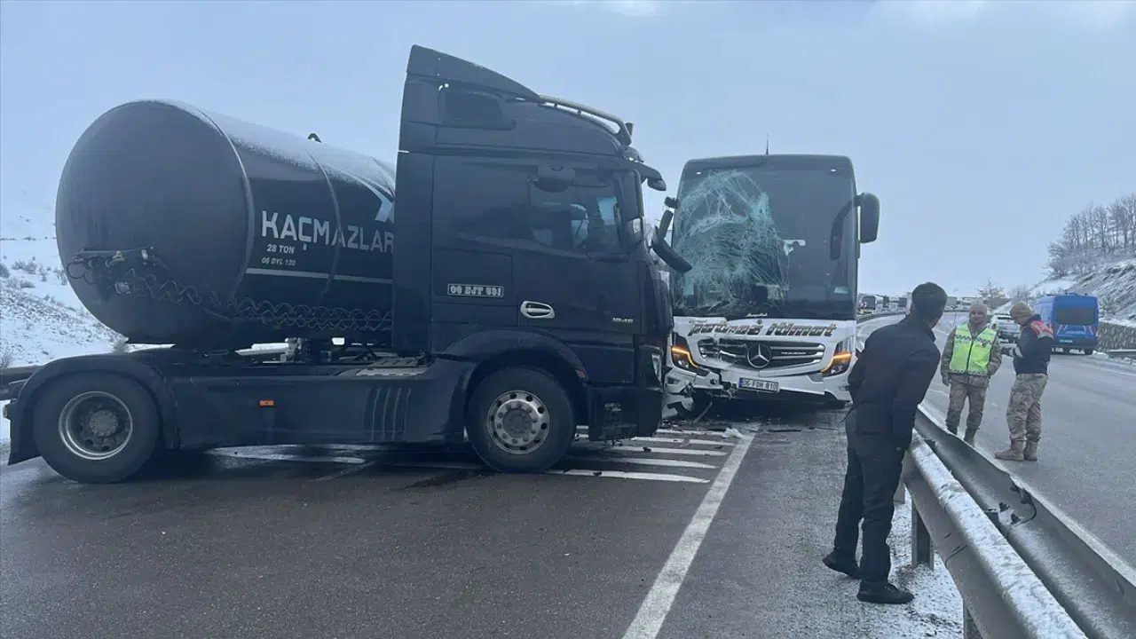 Erzurum'da 5 aracın karıştığı zincirleme kaza : Biri çocuk 2 ölü, 9 yaralı