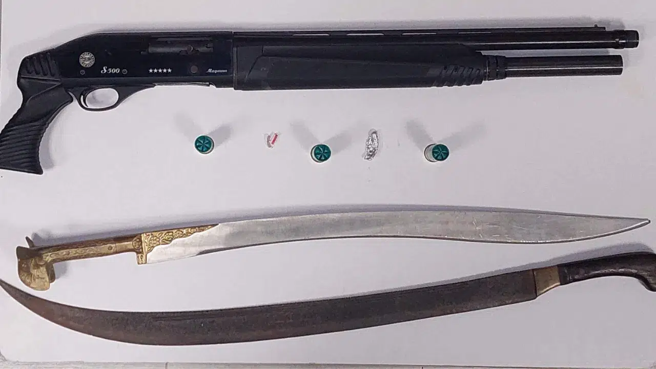 Samsun Atakum'da polis ekipleri ruhsatsız silah ve kılıç ele geçirildi