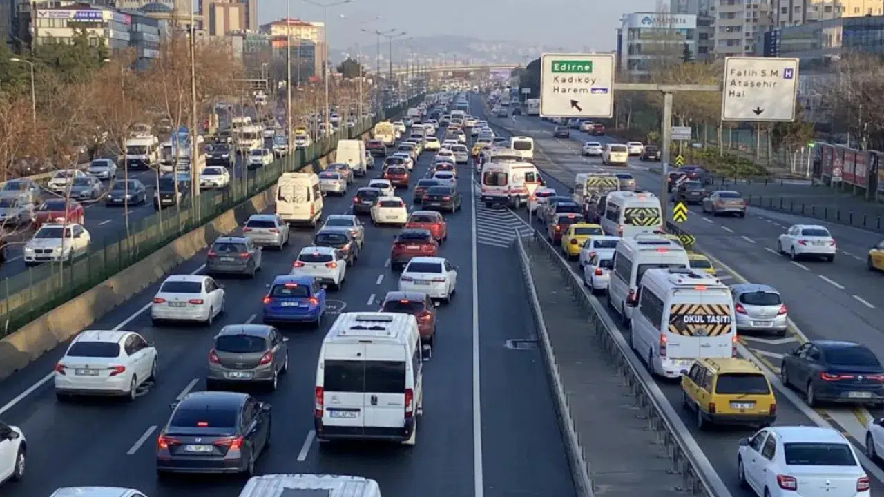 İstanbul'da trafik yoğunluğu yüzde 72 oldu
