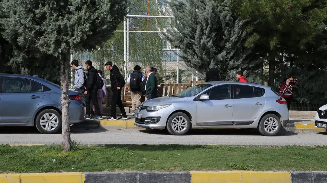 Diyarbakır Ergani’de otomobil kaldırımdaki öğrencilere çarptı : 2 yaralı