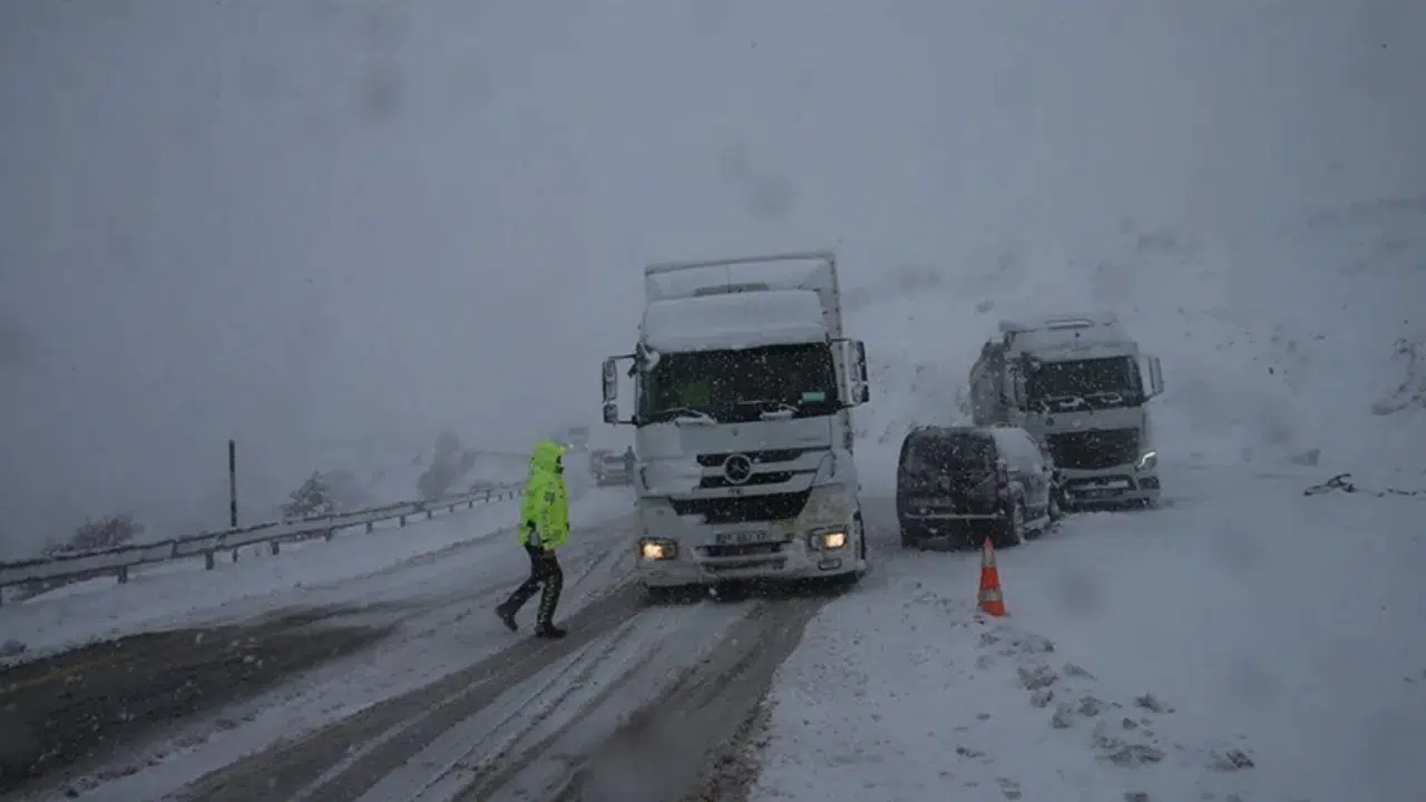 Tokat - Sivas kara yolunda kar : 30 santimetreye çıktı