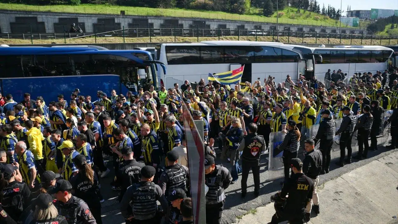 Derbi öncesi hareketli dakikalar : Fenerbahçe taraftarı RAMS Park'a ulaştı